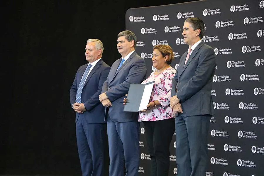 Profesores con reconocidos en celebración del Día de las y los Profesores Tec