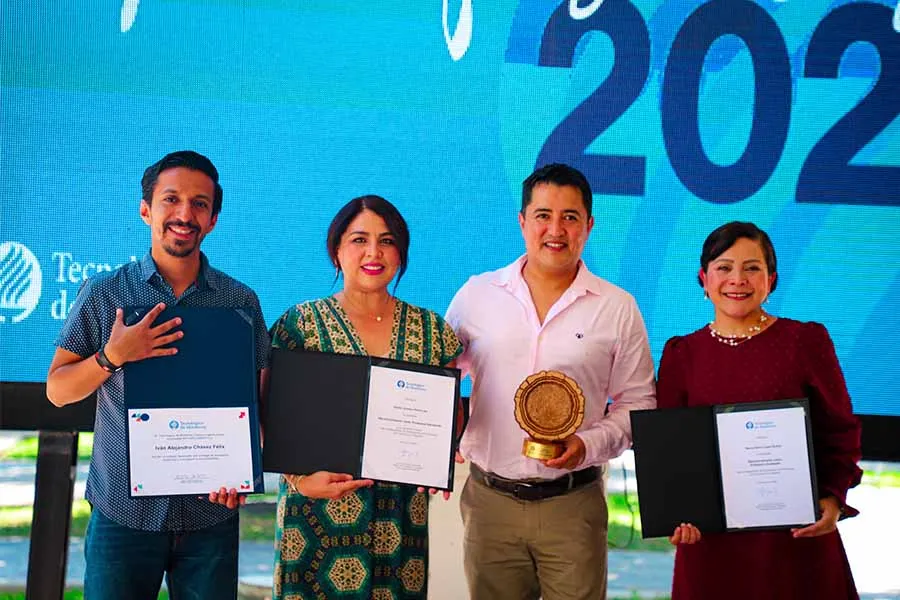 Cuatro docentes del Tec de Monterrey campus Laguna muestran sus reconocimientos obtenidos en el D&iacute;a de las y los Profesores 2024