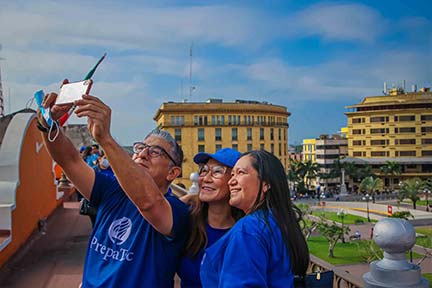 Profesores tom&aacute;ndose una fotograf&iacute;a