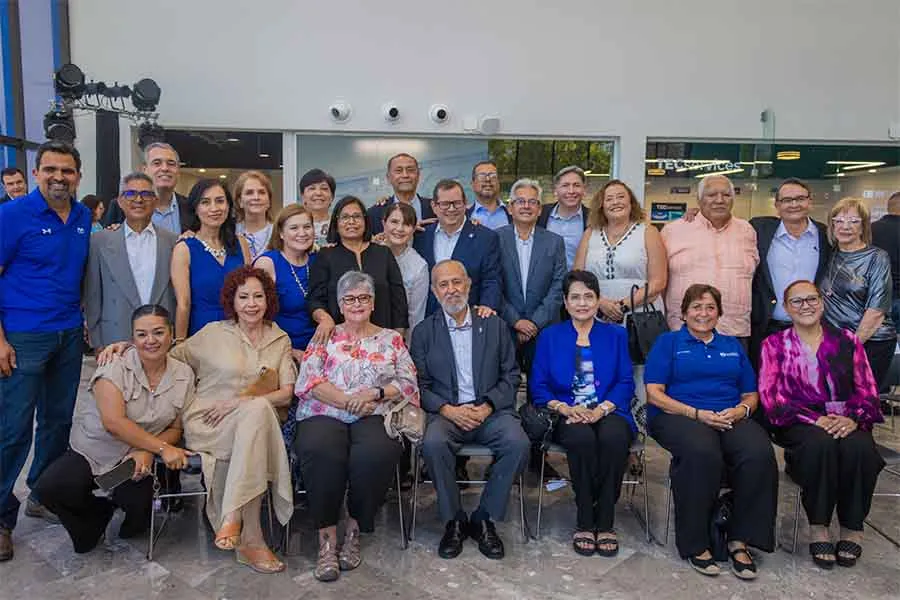 Profesores y colaboradores reunidos en la ceremonia del 50 aniversario del Tec de Monterrey campus Laguna