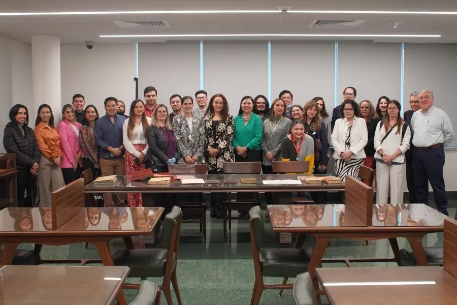 Proyecto digitalizaci&oacute;n foto grupal en biblioteca cervantina