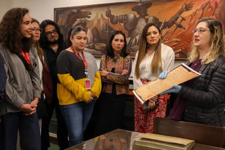 Marcela Beltr&aacute;n presentando en Biblioteca Cervantina