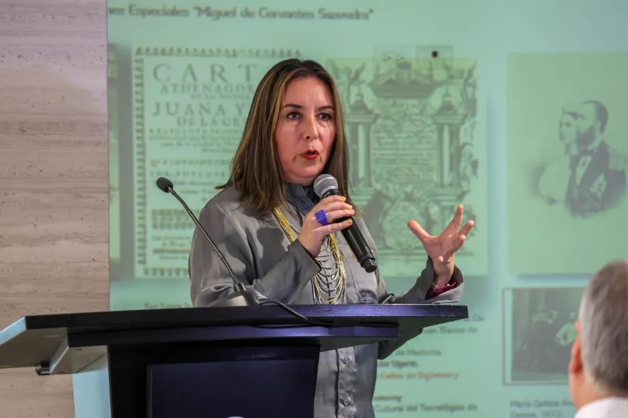 Lizzette Sald&iacute;var exponiendo en campus Monterrey