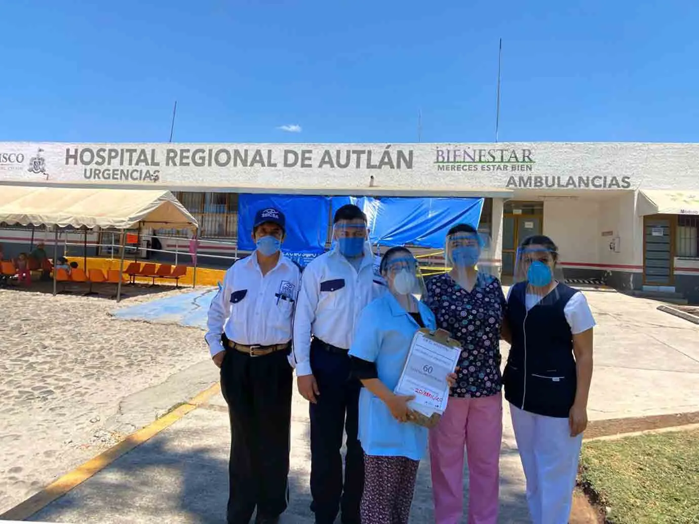 doctor abre paquete de proyecto nabawa de egresadis del Tec con caretas m&eacute;dicas para combatir covid19.