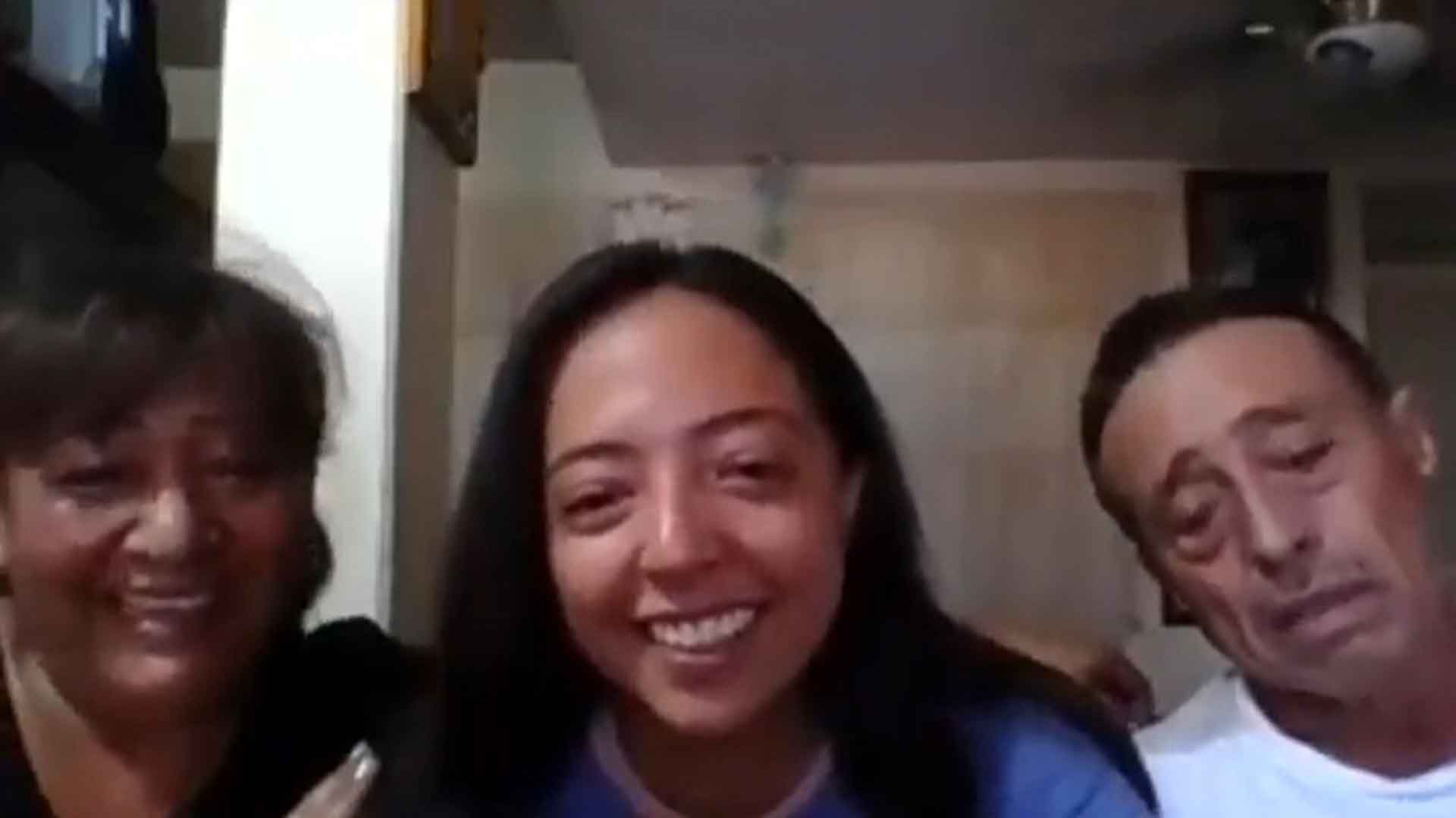 Estudiante de San Luis Potos&iacute; recibe la noticia de que recibi&oacute; la beca L&iacute;deres del Ma&ntilde;ana junto a sus padres en una reuni&oacute;n por videollamada.