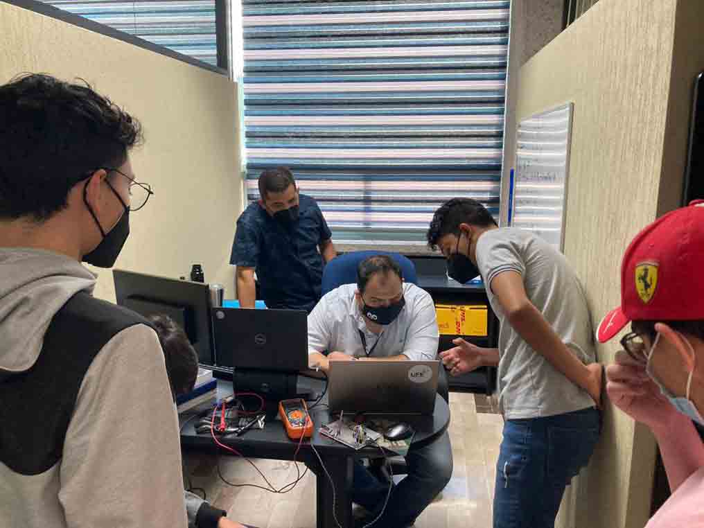 Equipo de LENGUATEC en proceso de creaci&oacute;n del prototipo
