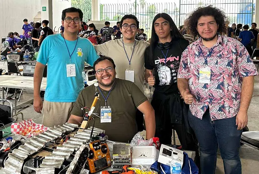 El equipo del Tec en Puebla tuvo su debut en el Torneo Mexicano de Rob&oacute;tica. Foto: Escuela de Ingenier&iacute;a y Ciencias