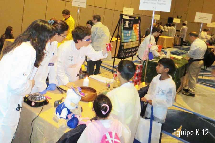 Estudiantes en competencia de qu&iacute;mica