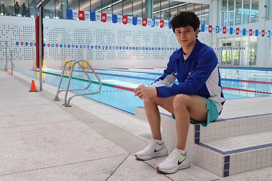 Rafael Arizpe, nadador de Borregos Monterrey, con medallas de torneo CONADEIP.