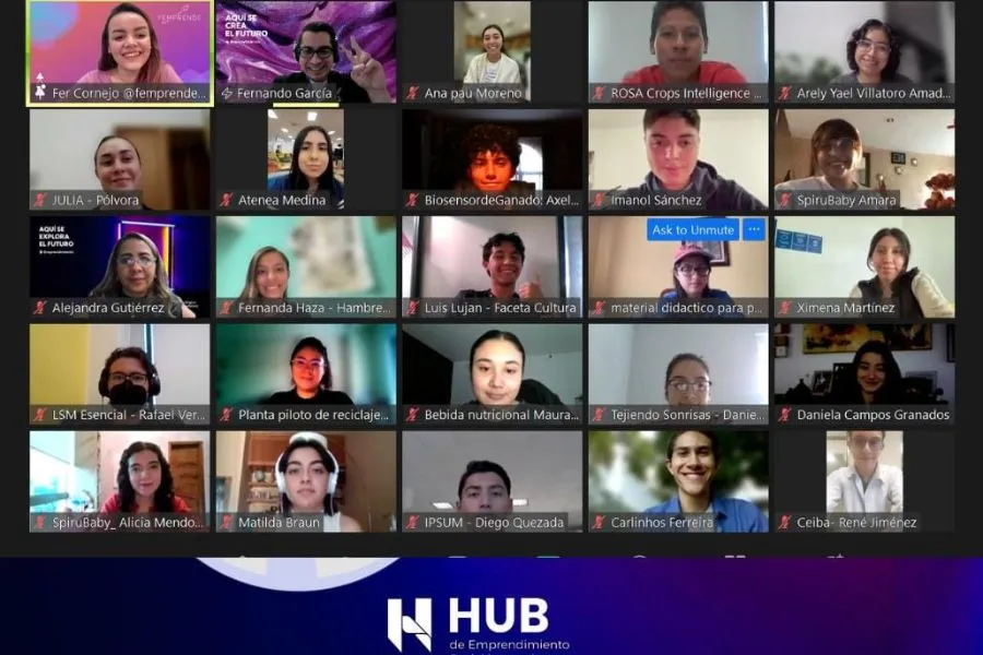 rafael presentando app de lenguaje de se&ntilde;as en hub de emprendimiento