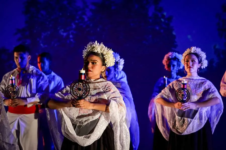 Ra&iacute;ces, danza folcl&oacute;rica.
