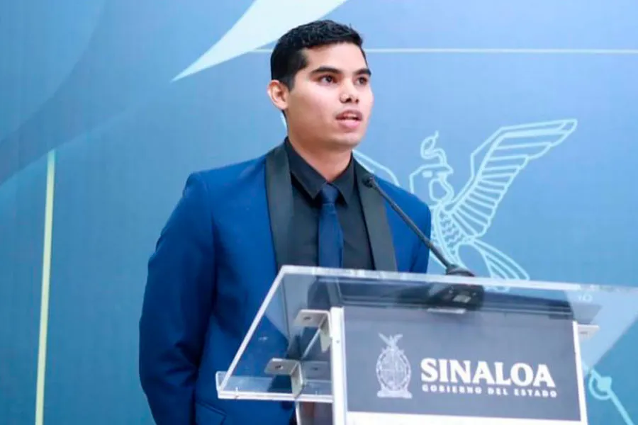 Ram&oacute;n D&iacute;az dando discurso durante su premio estatal de la juventud