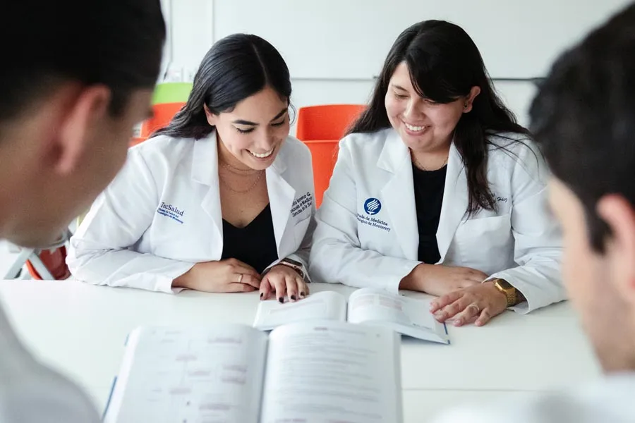 La preparaci&oacute;n que reciben los estudiantes de medicina del Tec, les permite aspirar a una especialidad en medicina.