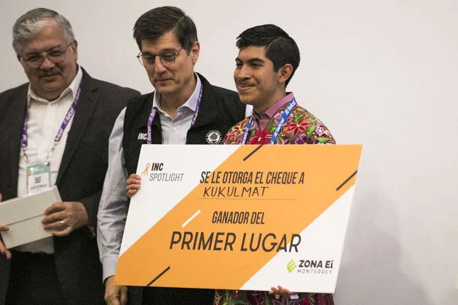 &Aacute;ngel recibiendo premio del primer lugar INC Spotlight