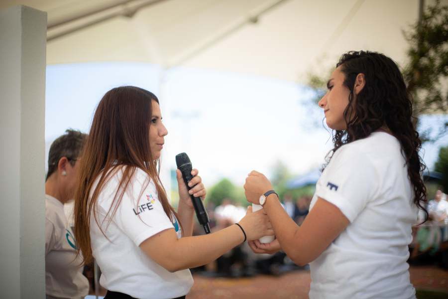 Ang&eacute;lica Figueroa recibiendo la estafeta de Punto Blanco