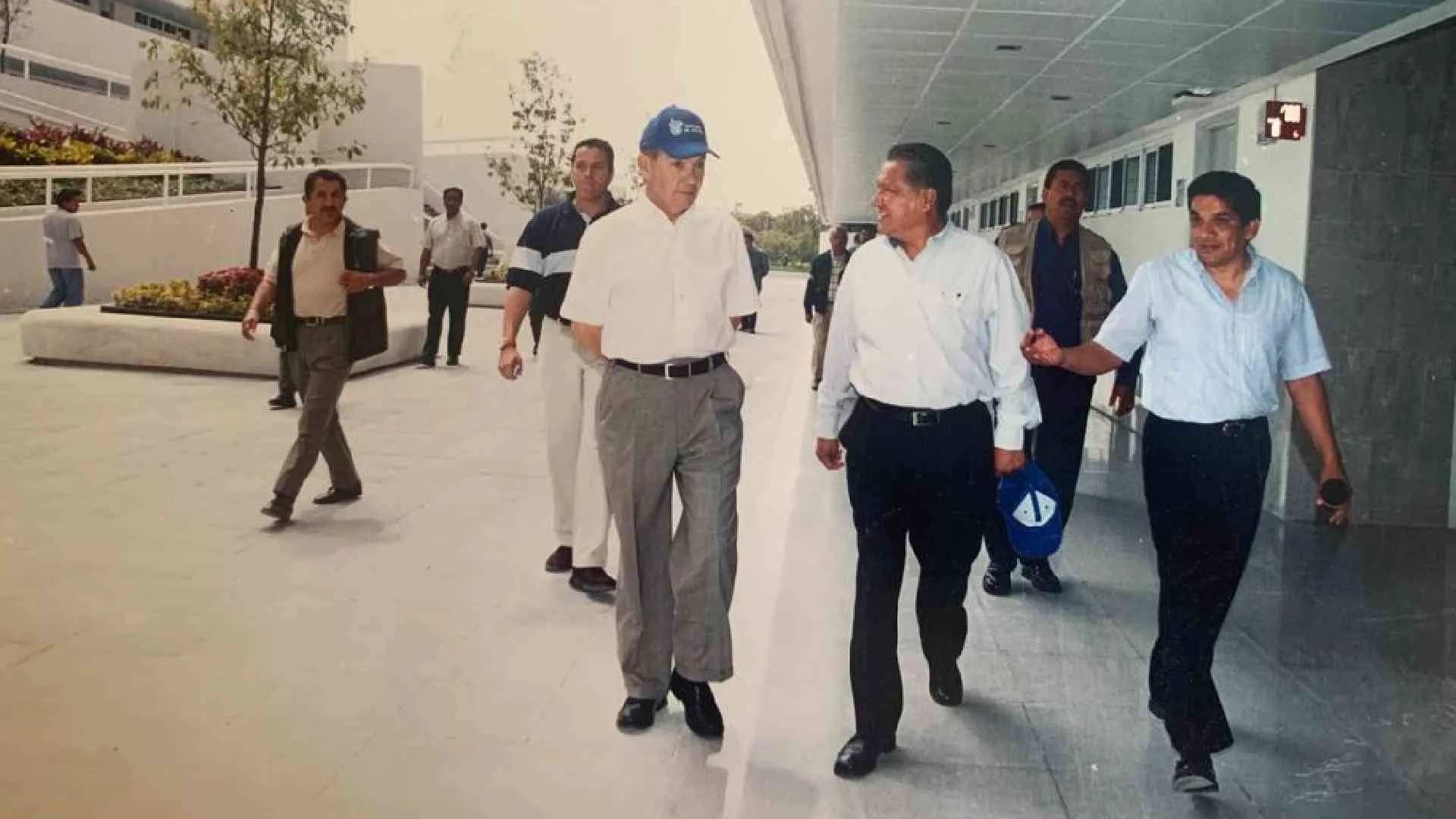 &Aacute;ngel Fern&aacute;ndez, recorriendo las instalaciones del campus Puebla en sus inicios