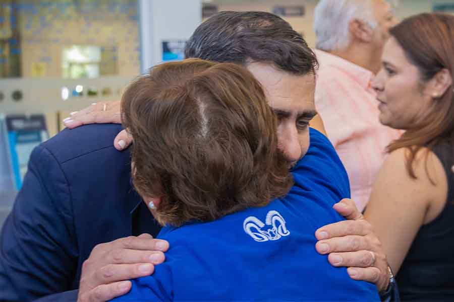 Rector del Tecnol&oacute;gico de Monterrey se reencuentra con abrazo con su directora de programa en el 50 aniversario del Tec de Monterrey campus Laguna