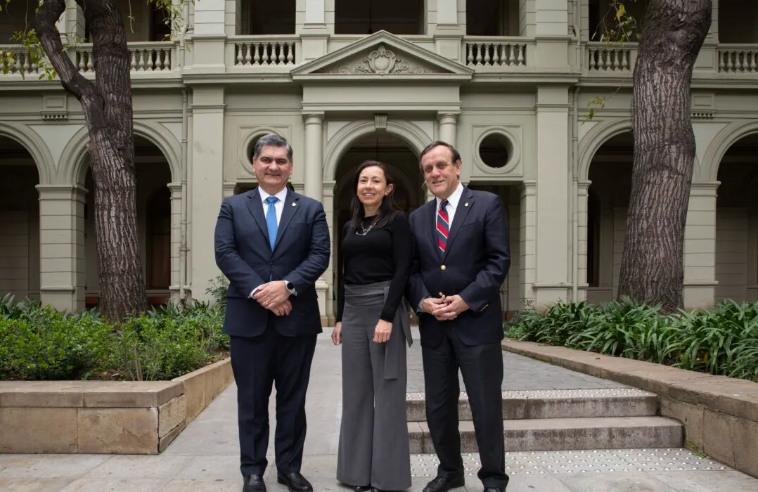 Raquel Bernal, Rectora de la Universidad de los Andes; David Garza Salazar, Rector y Presidente Ejecutivo del Tecnol&oacute;gico de Monterrey; e Ignacio S&aacute;nchez, Rector de la Pontificia Universidad Cat&oacute;lica de Chile.