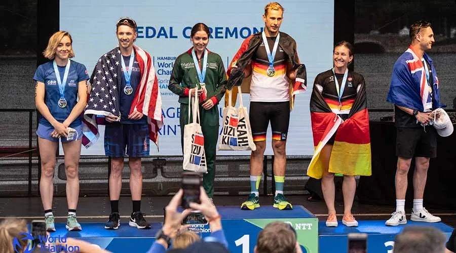 Regina de la Pe&ntilde;a en lo m&aacute;s alto del podio del Campeonato Mundial de Triatl&oacute;n 2023