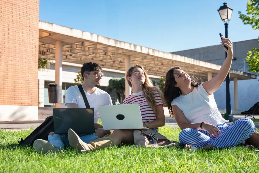 Amigos se re&uacute;nen en el semestre