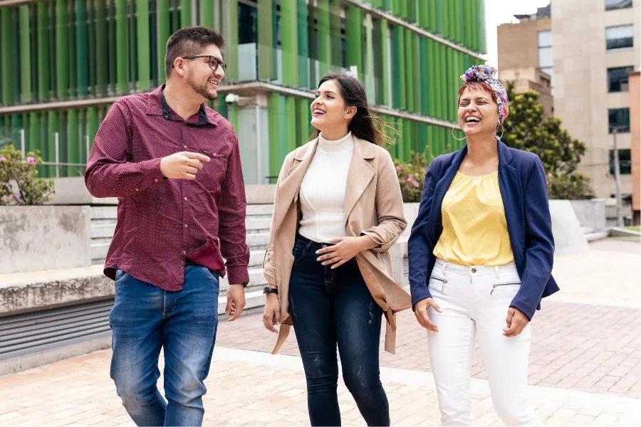 Compa&ntilde;eros y profesores en universidad