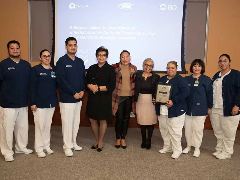 Representantes de Becton Dickinson y persona de enfermer&iacute;a de la Cl&iacute;nica de Cat&eacute;ter de TecSalud.