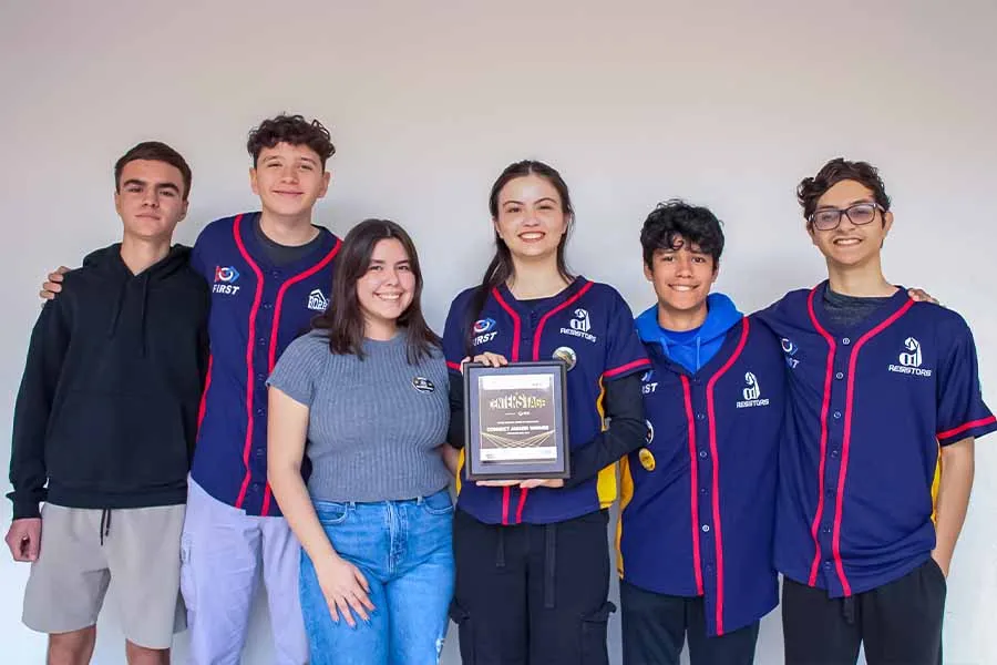 Miembros de Resistors posan con su premio Connect Award.