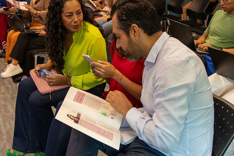 Gabriel Romero y Karina Romero de la Secretar&iacute;a mostraron inter&eacute;s en el proyecto desarrollado