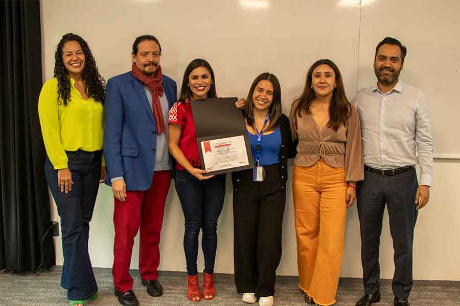 Equipo de la Secretar&iacute;a y docentes del Tec respaldando la colaboraci&oacute;n