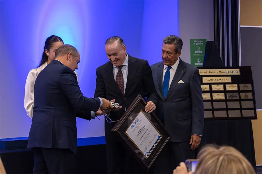 Ricardo Mart&iacute;n Bringas recibe el Premio al M&eacute;rito EXATEC con el director general del Tec de Monterrey campus Laguna, el presidente del consejo auspiciador y la presidenta de la Asociaci&oacute;n EXATEC Laguna