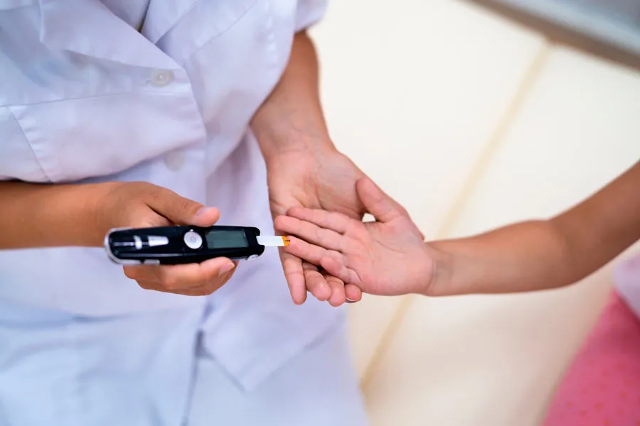 Ni&ntilde;os que se enfermaron de COVID-19 tienen el doble de riesgo de presentar diabetes que los que no se contagiaron.