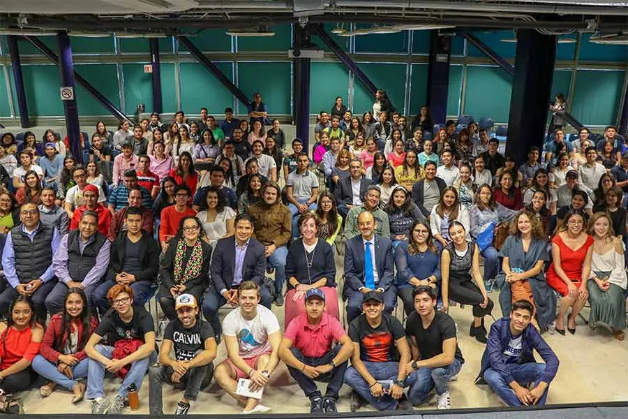 Jacobson y la comunidad estudiantil que se di&oacute; cita en su evento