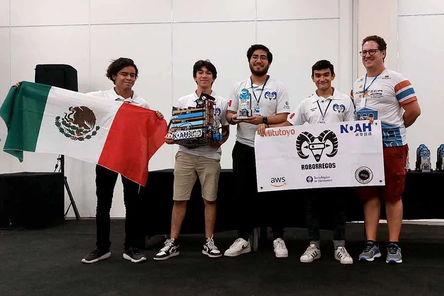 Equipo de RoBorregos en la ceremonia de premiaci&oacute;n del torneo LARC Open celebrado en Brasil.