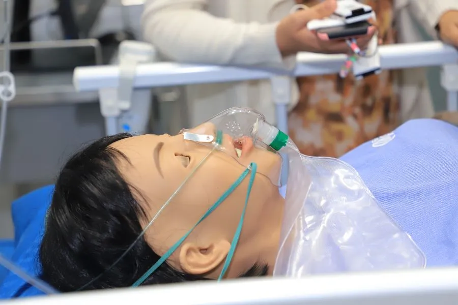 robot del centro de simulaci&oacute;n cl&iacute;nica