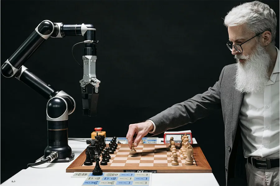 Robot jugando ajedrez. 