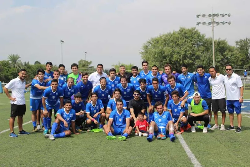 Rodolgo Gonz&aacute;lez y equipo de futbol