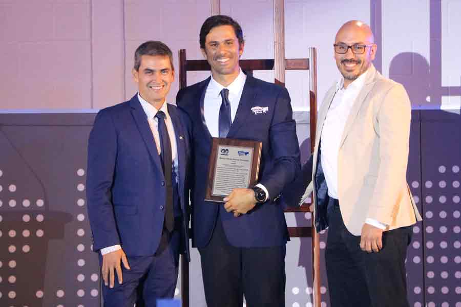 Rodrigo Friscione (centro) fue entronizado en el Sal&oacute;n de la Fama. 