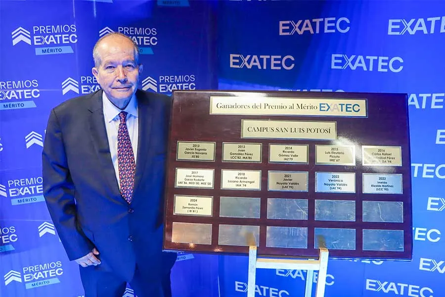 Ram&oacute;n Zamanillo junto a la placa de ganadores del Premio al M&eacute;rito EXATEC