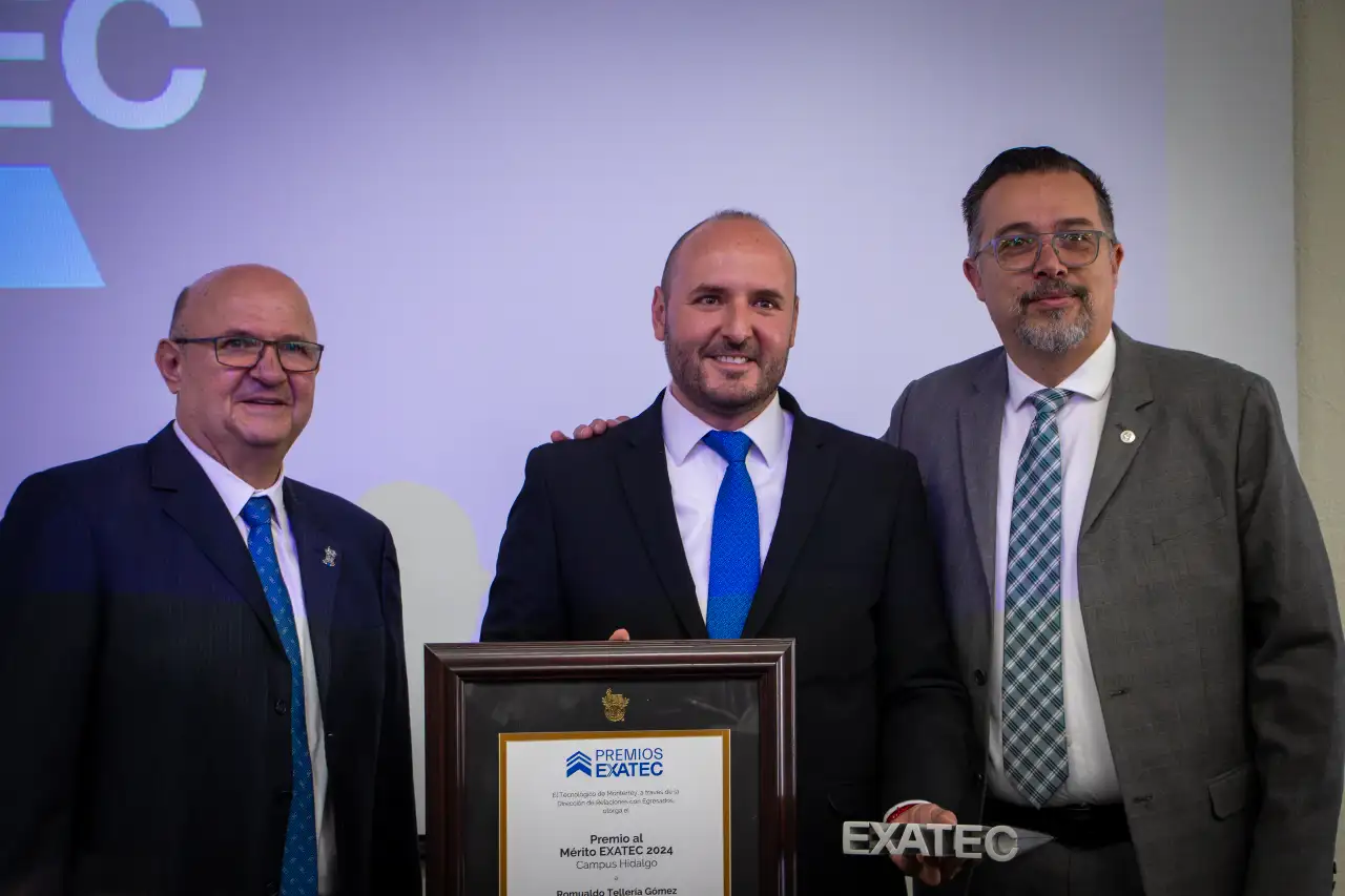 Ingeniero Romualdo Teller&iacute;a junto a su padre y el director de campus Hidalgo, Octavio D&iacute;az 
