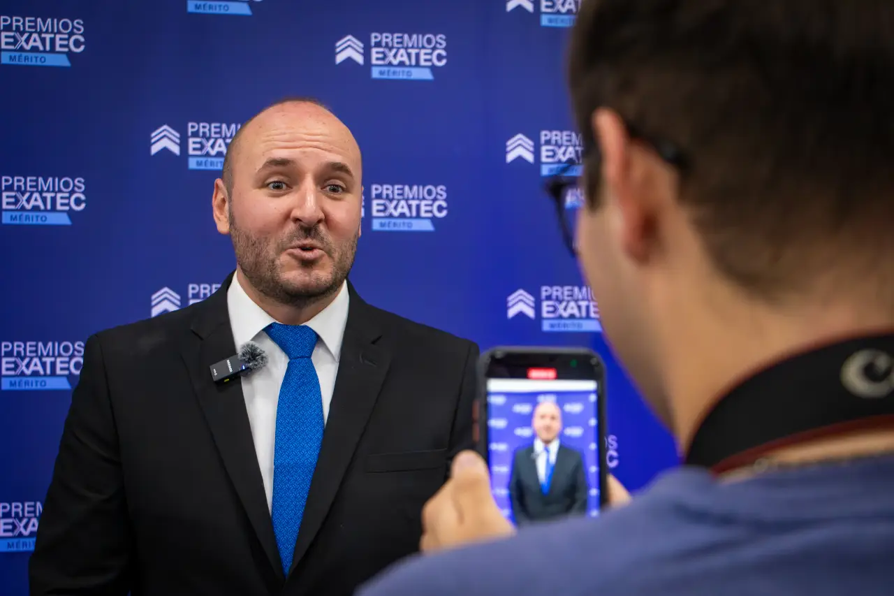 Alumno entrevistando a Romualdo Teller&iacute;a.