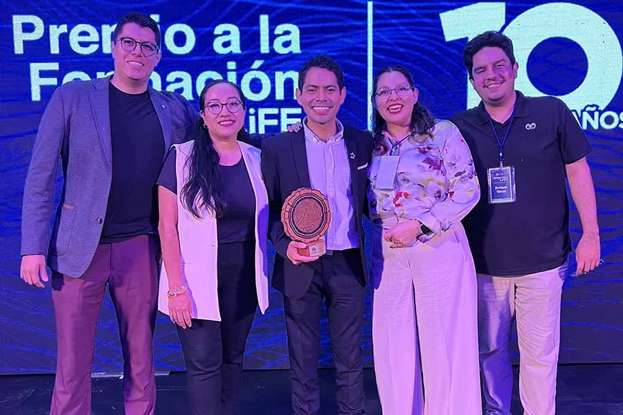 Antonio Rowland junto a compa&ntilde;eros mentores en la ceremonia del Premio a la Formaci&oacute;n LiFE. 