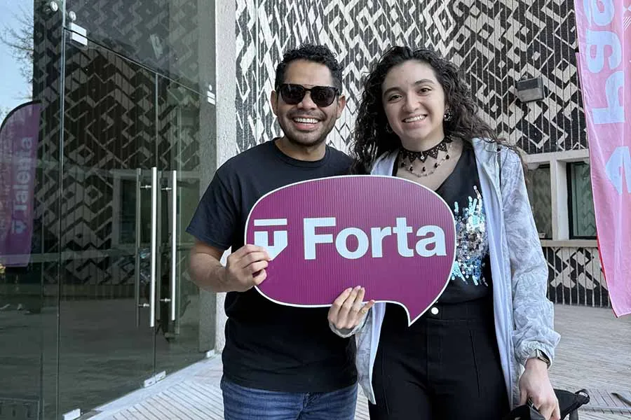 Antonio Rowland, mentor del campus Monterrey, junto a estudiantes. 