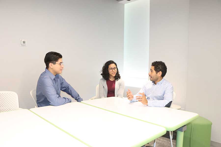 Antonio Rowland, mentor del campus Monterrey, junto a estudiantes. 