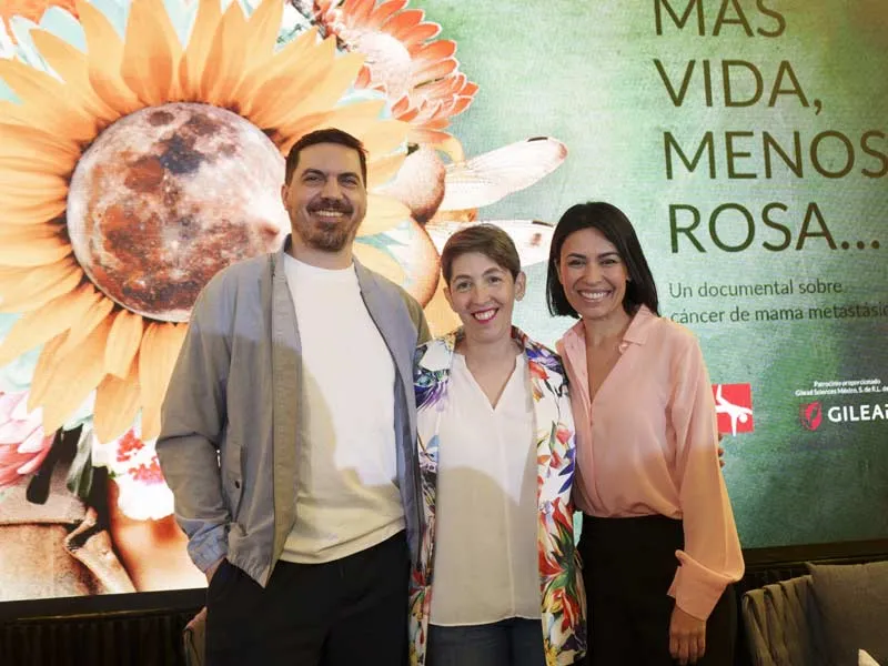 Alejandro S&aacute;nchez, esposo de Sabrina, Sabrina Seltzer y la doctora Cynthia Villarreal.
