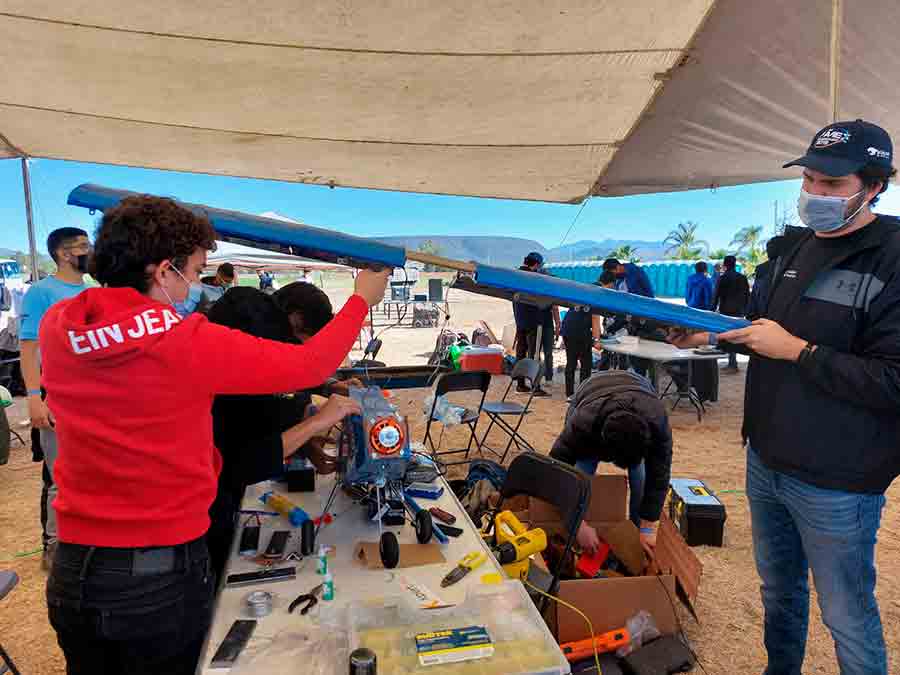 Alumnos del Tec Guadalajara crearon aeronave para competencia SAE de radio control.