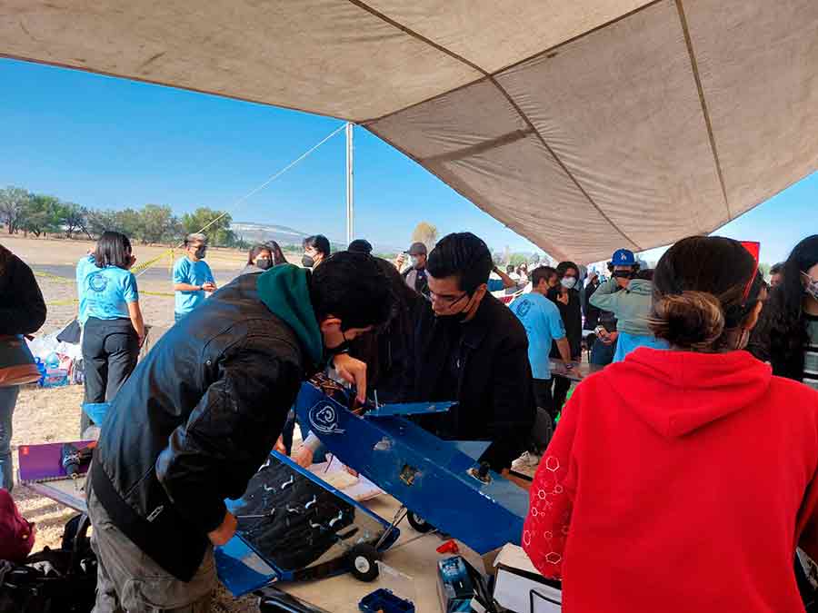 Alumnos del Tec Guadalajara crearon aeronave para competencia SAE de radio control.