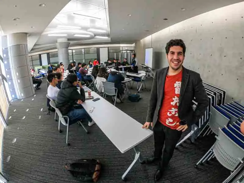 Sajjad Keshtkar con alumnos en Jap&oacute;n