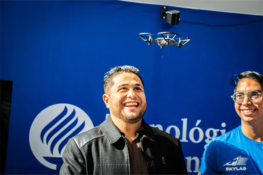 Un dron vuela y una persona sonr&iacute;e al verlo en el Symposium de Inteligencia Artificial del Tec de Monterrey campus Laguna