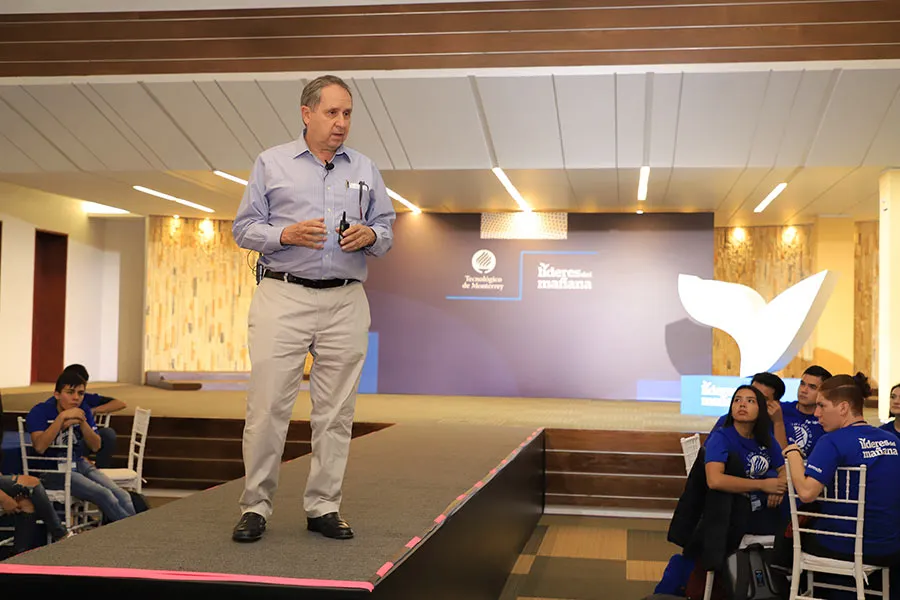 Salvador Alva en una charla con los L&iacute;deres del Ma&ntilde;ana