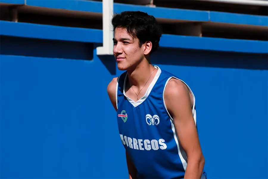 Santiago Andr&eacute;s Carrillo G&oacute;mez entrenando atletismo para alcanzar nuevas metas, despu&eacute;s de su primera carrera de 5 kil&oacute;metros y con el apoyo de su entrenador.